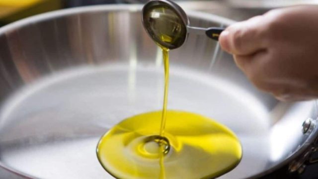 Ρίχνετε το λάδι στον νεροχύτη μετά το τηγάνισμα; Σταματήστε αμέσως!