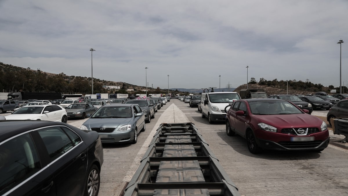 Στο “κόκκινο” η Αθηνών-Κορίνθου: Σε εξέλιξη η μεγάλη “Έξοδος” του Πάσχα