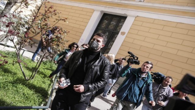 Σοκάρει: Αυτή είναι η θήκη που έχει στο κινητό του ο Μάνος Δασκαλάκης – Δείτε την εικόνα