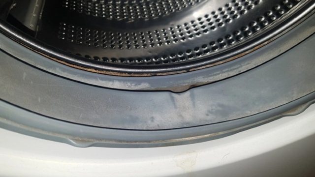Μαυρίζει το λάστιχο και μυρίζει άσχημα: Πώς θα καθαρίσετε την μούχλα στο πλυντήριο με μόνο 2 υλικά