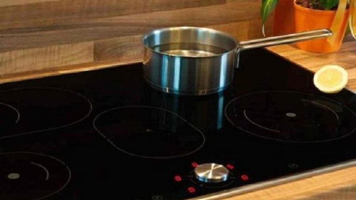 Υπάρχει λύση: Έτσι θα καθαρίσετε τις γραντζουνιές και την βρωμιά από την κεραμική σας εστία