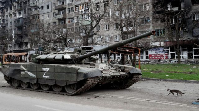 Σοκαριστικό βίντεο: Ρωσικό τανκ κάνει «μπαντιλίκια» στους δρόμους της κατειλημμένης Μαριούπολης (video)