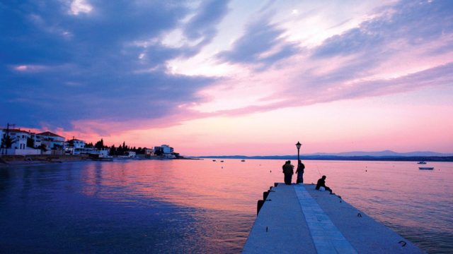 Η φωτογραφία της ημέρας: Τα χρώματα της ανατολής στις “διαχρονικές” Σπέτσες