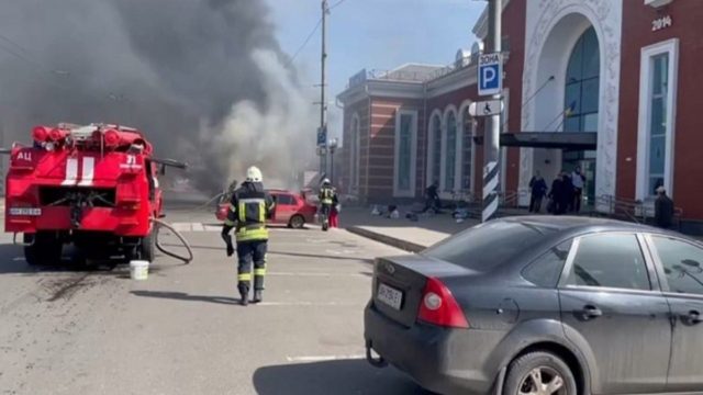 Ουκρανία: Τουλάχιστον 50 νεκροί από το πλήγμα στον σιδηροδρομικό σταθμό του Κραματόρσκ