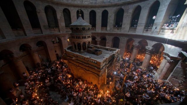 Ιεροσόλυμα: Δέος στην τελετή Αφής του Αγίου Φωτός στον Πανάγιο Τάφο – Στην Αθήνα το απόγευμα (23/4) με ειδική πτήση (video)