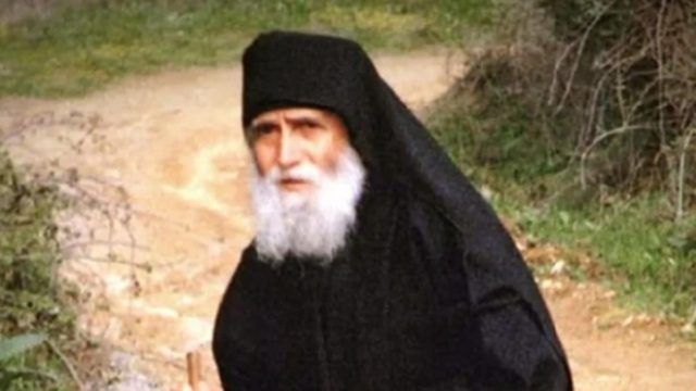 «Όταν δείτε να γίνονται συμφορές και το κράτος να βγάζει τρελούς τότε… » – Η σοκαριστική επιβεβαίωση της προφητείας του Αγίου Παϊσίου!
