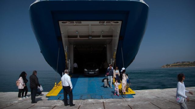Τραγωδία στην Αίγινα: 8χρονη τραυματίστηκε από τον καταπέλτη πλοίου
