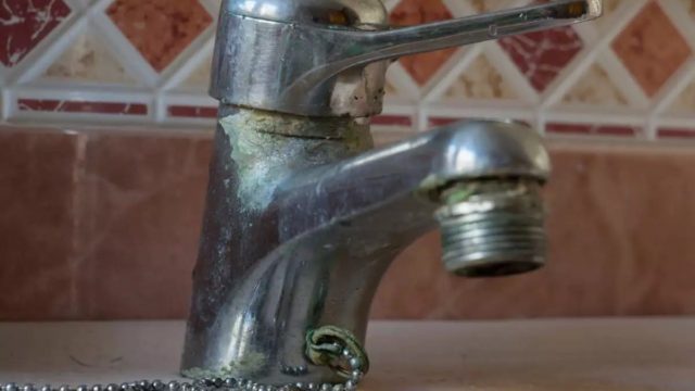 Άλατα στον νιπτήρα: Το άγνωστο κόλπο για να τα «εξαφανίσετε» (Video)