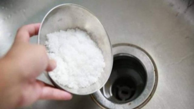 Το μυστικό κόλπο με το αλάτι στον νεροχύτη – Πού βοηθάει;