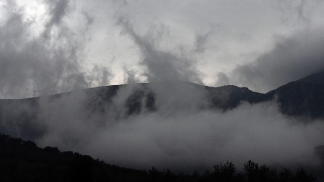 Η φωτογραφία της ημέρας: Μεγάλη Εβδομάδα υπό βροχή…