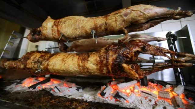 Χωρίς κρέας η φετινή σούβλα; Δραματική αύξηση τιμών σε αρνιά και κατσίκια για το Πάσχα