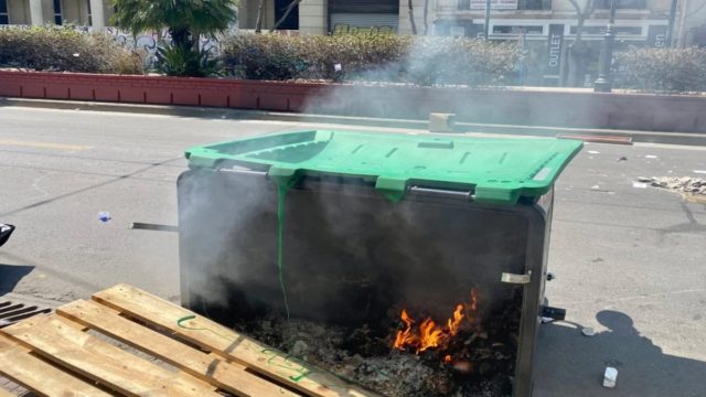 Τρόμος στην ΑΣΟΕΕ: Άγρια επεισόδια έξω από το Οικονομικό Πανεπιστήμιο – Περιπολικό δέχθηκε πέτρες από αγνώστους (photos)