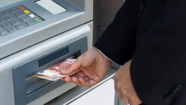 Χαμός στα ΑΤΜ τις μέρες του Πάσχα – Χαμόγελα για τη μεγάλη έκπληξη με τις συντάξεις!