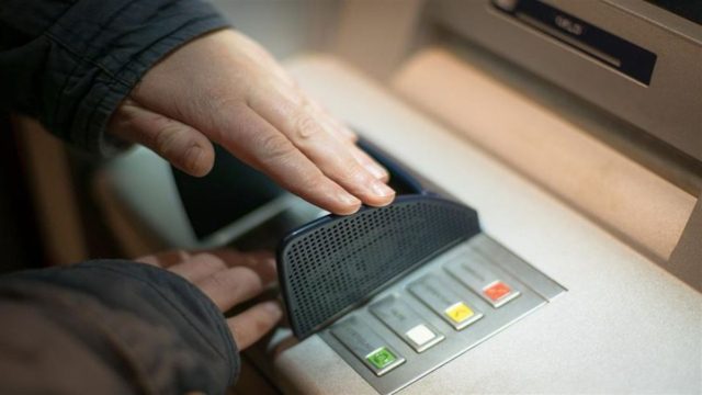 Μεγάλη απάτη στα ATM: Αν πατήσετε καταλάθος αυτό το κουμπί θα χάσετε όλα σας τα χρήματα!