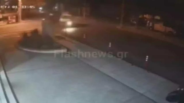 Τρομακτικό τροχαίο στα Χανιά: Βίντεο-σοκ με την πλαγιομετωπική σύγκρουση δύο αυτοκινήτων