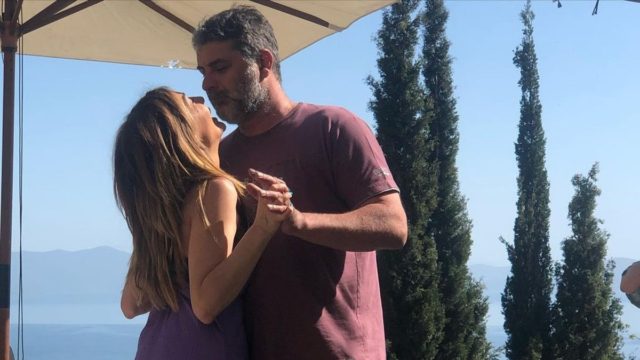 Σαν ερωτευμένοι πιγκουίνοι Βανδή – Μπισμπίκης: Με αυτούς τους πασίγνωστους ηθοποιούς έκαναν Πάσχα στο Πήλιο (photos)