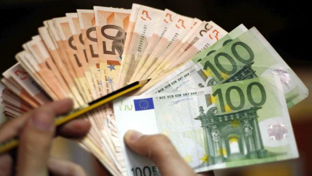 Ρεύμα: «Καίει» τους καταναλωτές η ρήτρα αναπροσαρμογής – Τι εξετάζει η κυβέρνηση (video)