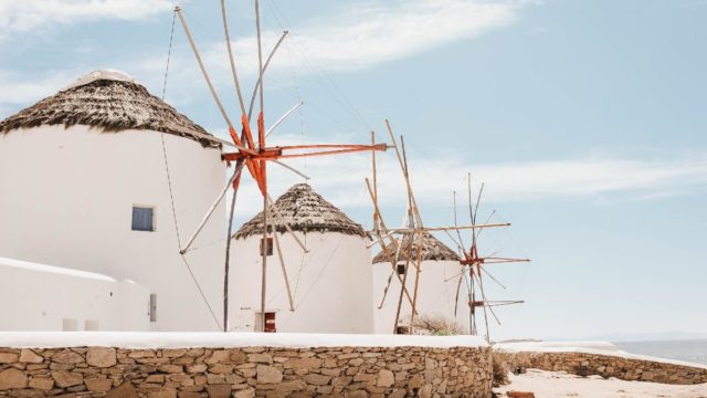 Συγκλονίζει η εξομολόγηση εργαζόμενης στη Μύκονο: “Κοιμόμουν στο αυτοκίνητο για τρεις μήνες”