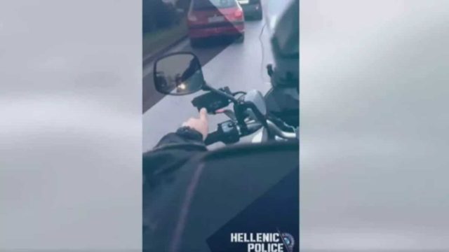 ΔΙΑΣ: «Σπάμε την πόρτα, μπαίνουμε μέσα» – Η στιγμή που αστυνομικοί σώζουν έγκυο (Video)