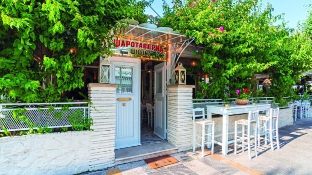 Η πατροπαράδοτη ψαροταβέρνα που «μυρίζει» θάλασσα και σερβίρει εξαιρετικό ντόπιο ψάρι!