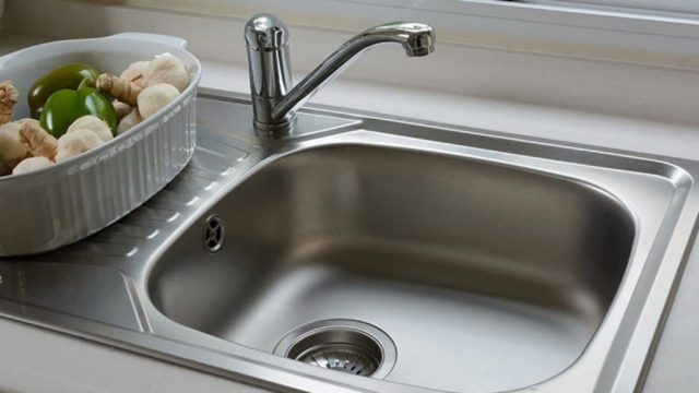 Μοσχομυριστός νεροχύτης στην κουζίνα: Αυτό είναι το πιο έξυπνο tip για να το πετύχετε!