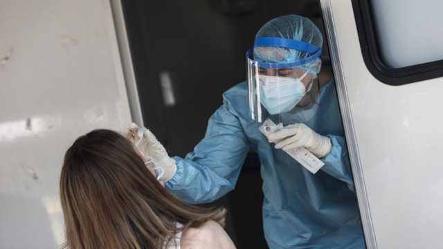 Κορωνοϊός: 8.223 κρούσματα, 77 θάνατοι, 329 διασωληνωμένοι