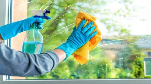 Πεντακάθαρα τζάμια: Αυτό είναι το επιτυχημένο μείγμα με λεμόνι και άλλα 3 υλικά που θα σας σώσει