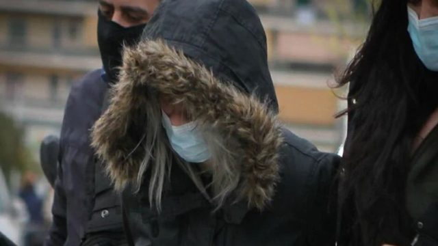 Νεκρά παιδιά στην Πάτρα: «Ψυχρή σαν κομμάτι πάγου» – Τα δύο πρώτα εικοσιτετράωρα της Ρούλας Πισπιρίγκου στη φυλακή (Video)
