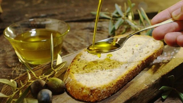 Έτρωγε καθημερινά μια φέτα ψωμί βουτηγμένη σε ελαιόλαδο – Ένα μήνα μετά…