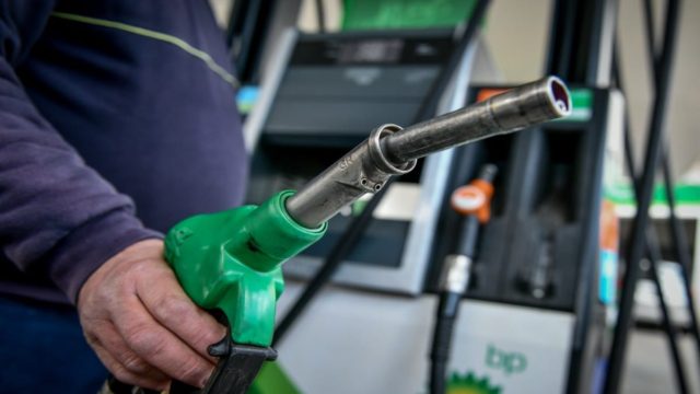 Επίδομα βενζίνης: Ποιοι υποβάλουν αίτηση σήμερα (27/4) – Το λάθος που πρέπει να αποφύγετε (Video)