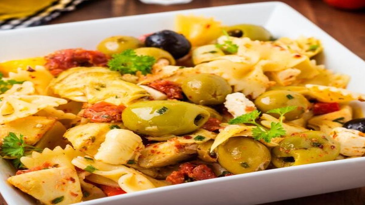 Μεσογειακή μακαρονοσαλάτα με ελιές και μουστάρδα