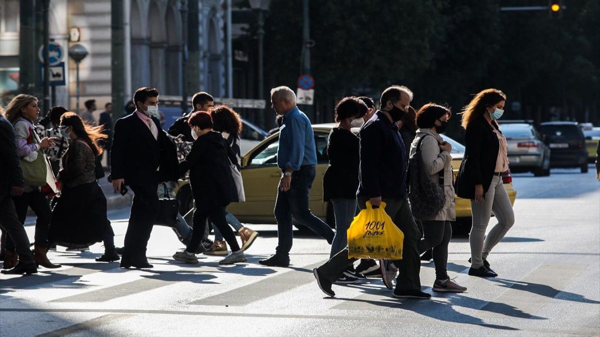 Κορωνοϊός: Μικρή πτώση με 15.823 νέα κρούσματα – Στους 52 οι θάνατοι