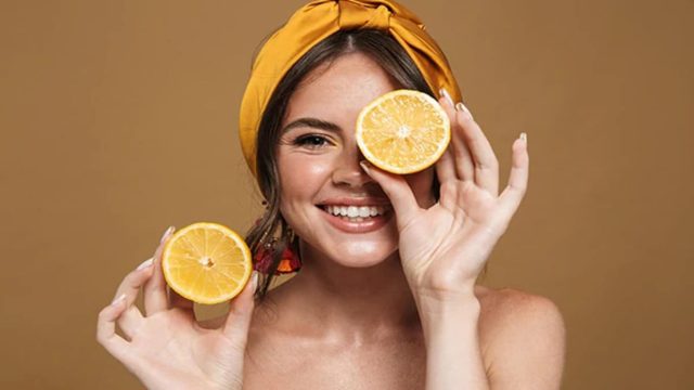 Έβαζε λεμόνι στο πρόσωπό της και απαλλάχτηκε από ένα πρόβλημα που απασχολεί όλες μας