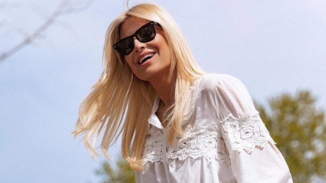 Η πιο τρυφερή γιαγιά: Αυτή είναι η κομψή μητέρα της Φαίης Σκορδά (photos)