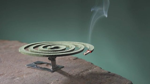Προσοχή, κίνδυνος-θάνατος: Μην αφήνετε τον καπνό από το «φιδάκι» για τα κουνούπια να μπαίνει στο σπίτι!