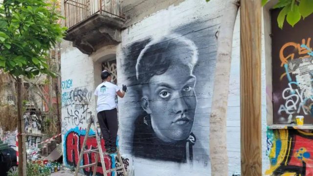 Έκαναν γκράφιτι το πρόσωπο του άτυχου Νίκου που καταπλακώθηκε από τοίχο στη Λάρισα