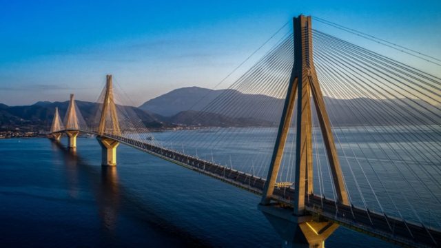 Άνδρας έπεσε από τη γέφυρα Ρίου-Αντιρρίου – Έρευνες για τον εντοπισμό του