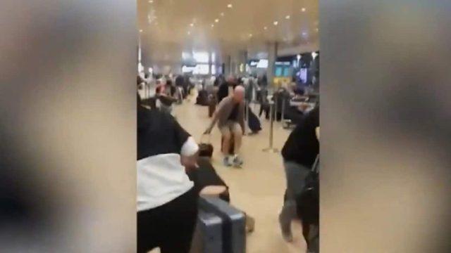 Πανικός στο αεροδρόμιο του Τελ Αβίβ: Tουρίστες πήραν για… σουβενίρ οβίδα! (video)
