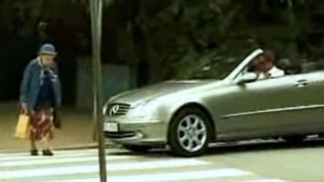 Εκνευρισμένος οδηγός κορνάρει επίμονα σε γιαγιά που περνάει τη διάβαση – Η εκδίκησή της; Επική! (Video)