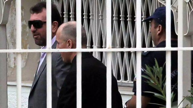 Ο χορός θανάτου του Γιάννη Σκαφτούρου – Το τελευταίο ζεϊμπέκικο στο σημείο που δολοφονήθηκε (video)