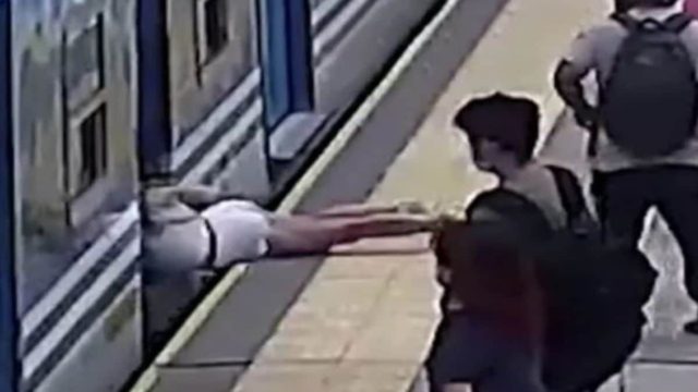 Σοκ: Γυναίκα πέφτει στις ράγες του μετρό και σώζεται από θαύμα (video)