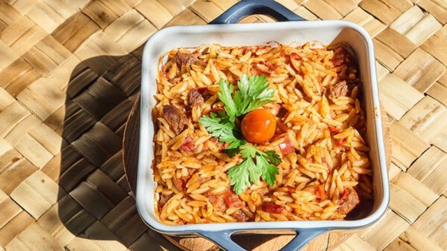 Λαχταριστό κοτόπουλο με γιουβέτσι: Έτσι όπως το φτιάχνουν οι γιαγιάδες μας