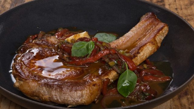 Έτσι θα μαγειρέψετε τέλεια χοιρινές μπριζόλες στο τηγάνι – Το μυστικό κρύβεται…