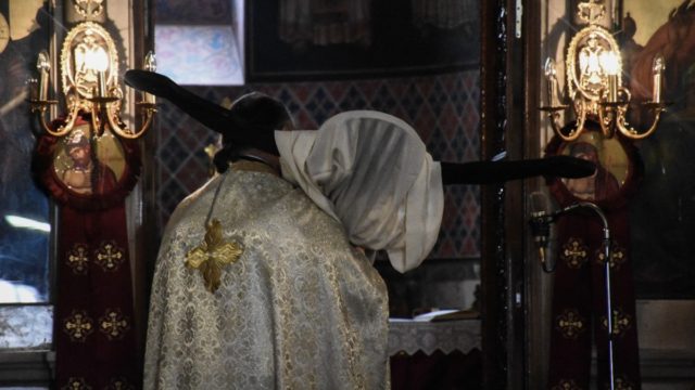 Σούσουρο στην Καλλιθέα: Απαράδεκτες δηλώσεις από ιερέα – «Βγάλε το στήθος και ξαναέλα»