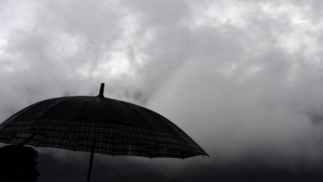 Καιρός σήμερα 29/4: Αλλαγή σκηνικού με πτώση της θερμοκρασίας και βροχές – Η πρόγνωση για το τριήμερο της Πρωτομαγιάς (Video)