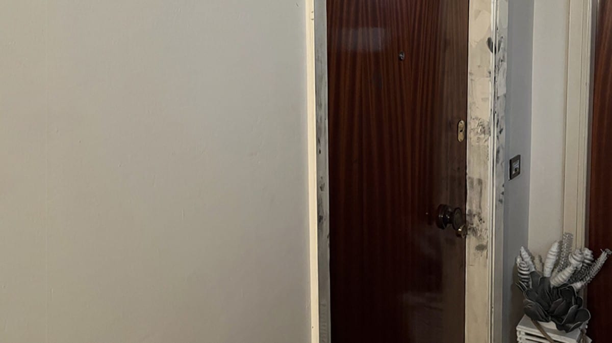 Καλλιθέα: «Με βρήκαν δεμένη με τη ζώνη στο λαιμό και αναίσθητη» – Την χτύπησε με ένα τηγάνι στο κεφάλι