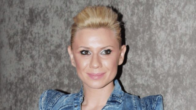 «Να περιμένεις λίγα…» – Το μήνυμα της Κατερίνας Καραβάτου για το διαζύγιο με τον Κρατερό Κατσούλη