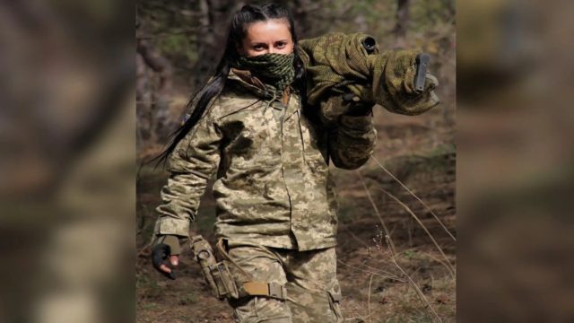 Το «Κάρβουνο»: Ποια είναι η ελεύθερη σκοπεύτρια που έγινε η νέα λαϊκή ηρωίδα της Ουκρανίας