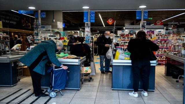 Μεγάλο Σάββατο: Το ωράριο λειτουργίας των καταστημάτων και των σούπερ μάρκετ – Τι ώρα κλείνουν