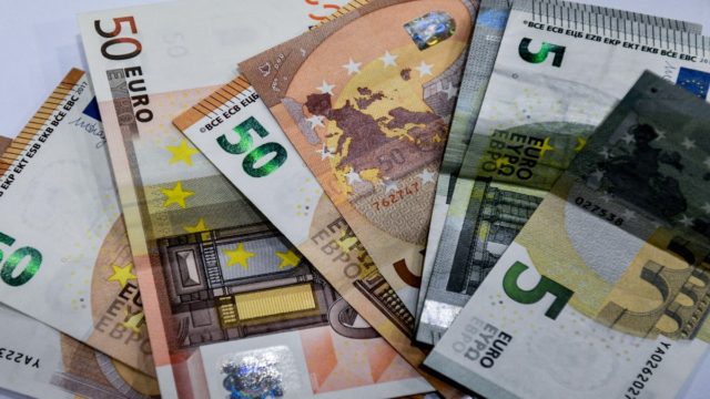 Κατώτατος μισθός: Έρχονται αυξήσεις και σε μισό εκατομμύριο υπαλλήλους στο Δημόσιο (Video)